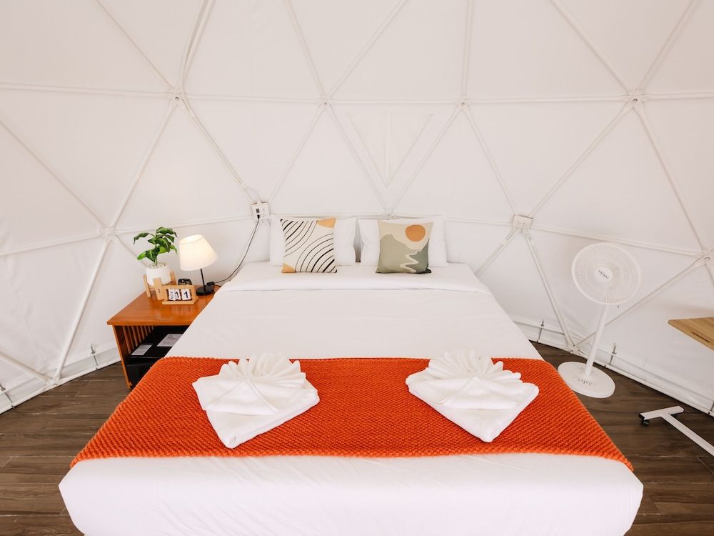 L1 Lanta Resort Deluxe Room, 1 King Bed, Balcony 23