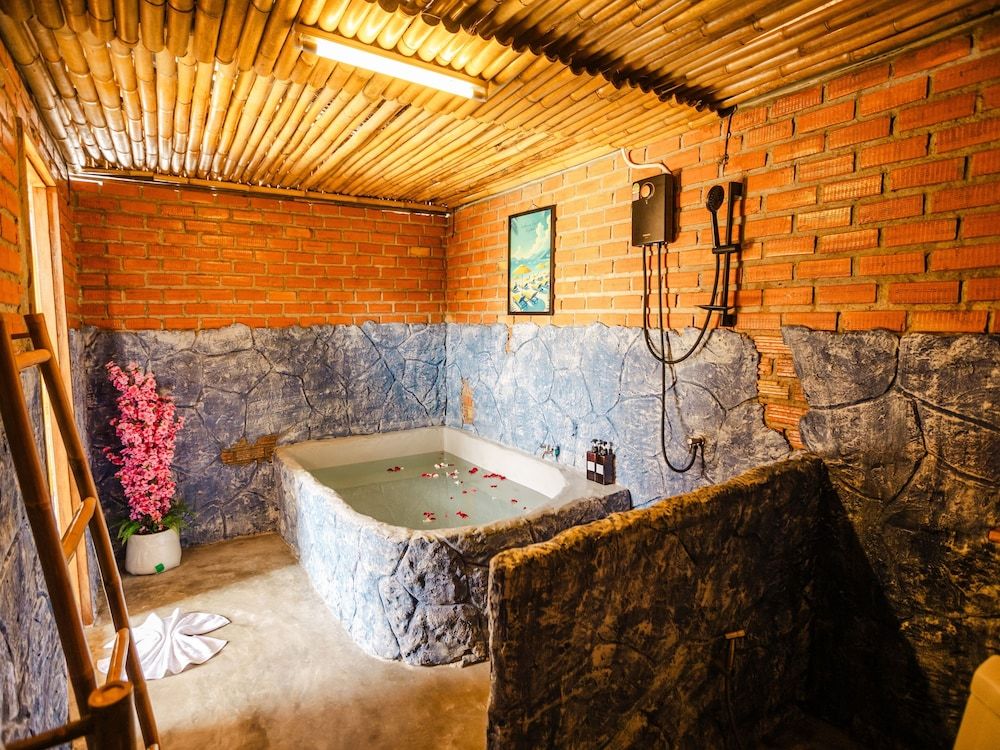 L1 Lanta Resort Deluxe Room, 1 King Bed, Balcony 55