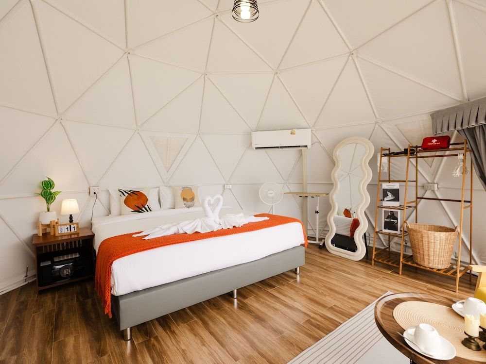 L1 Lanta Resort Deluxe Room, 1 King Bed, Balcony 12