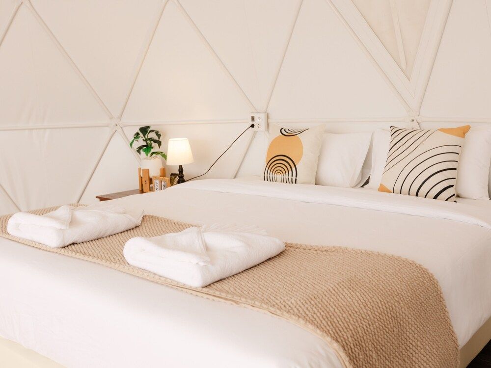 L1 Lanta Resort Deluxe Room, 1 King Bed, Balcony 34