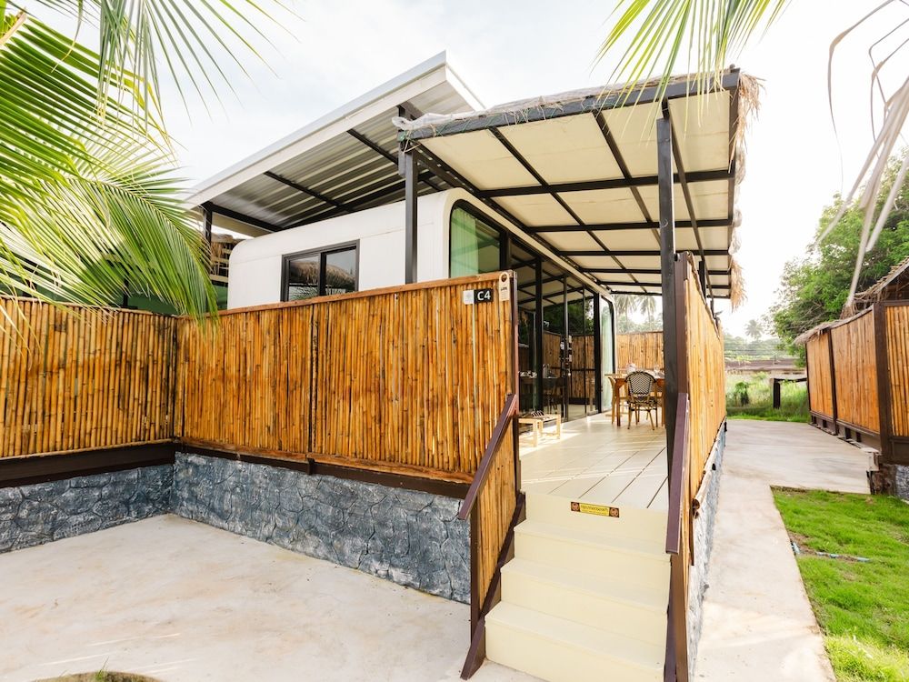 L1 Lanta Resort Deluxe Room, 1 King Bed, Balcony 54