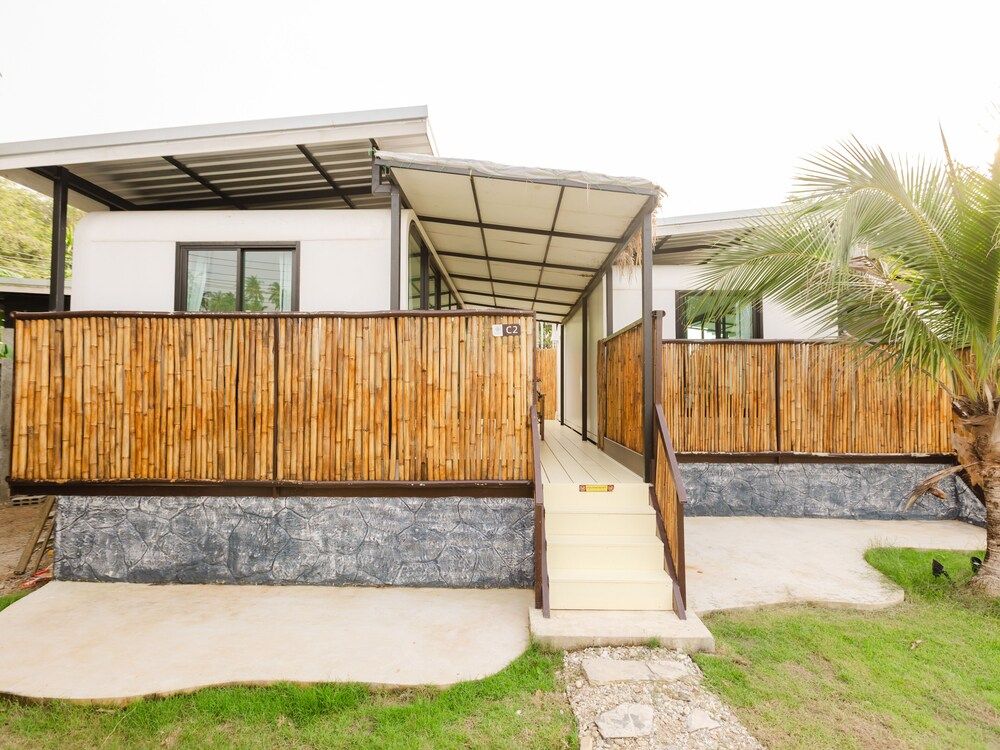 L1 Lanta Resort Deluxe Room, 1 King Bed, Balcony 52