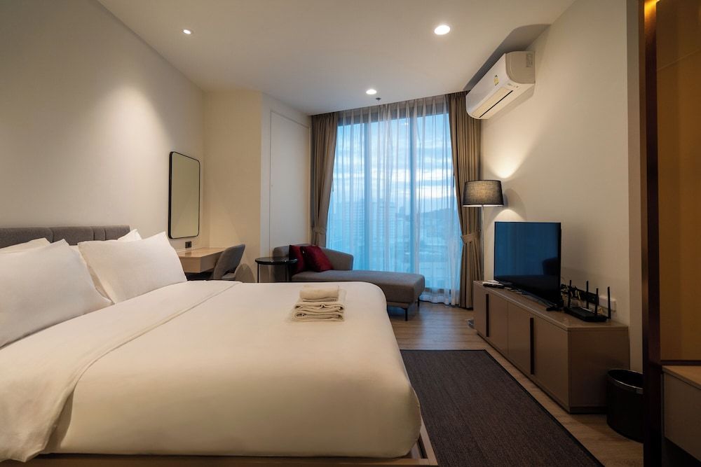 Edge Central Pattaya by Prop Hopper Deluxe King Room 4