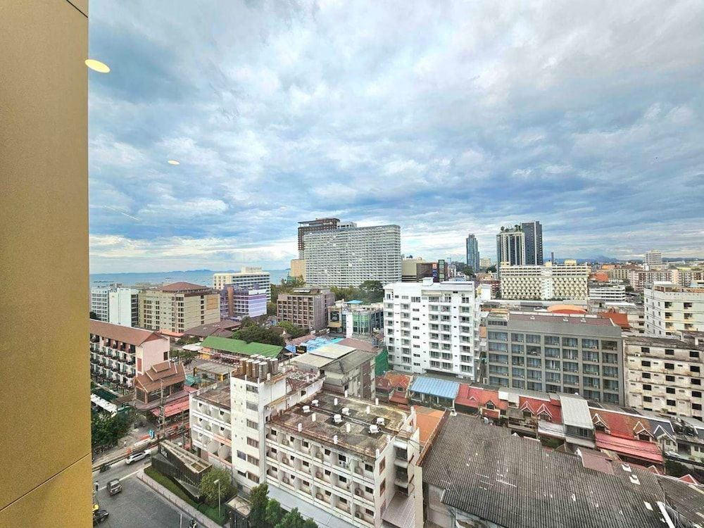 Edge Central Pattaya by Prop Hopper Deluxe King Room 15