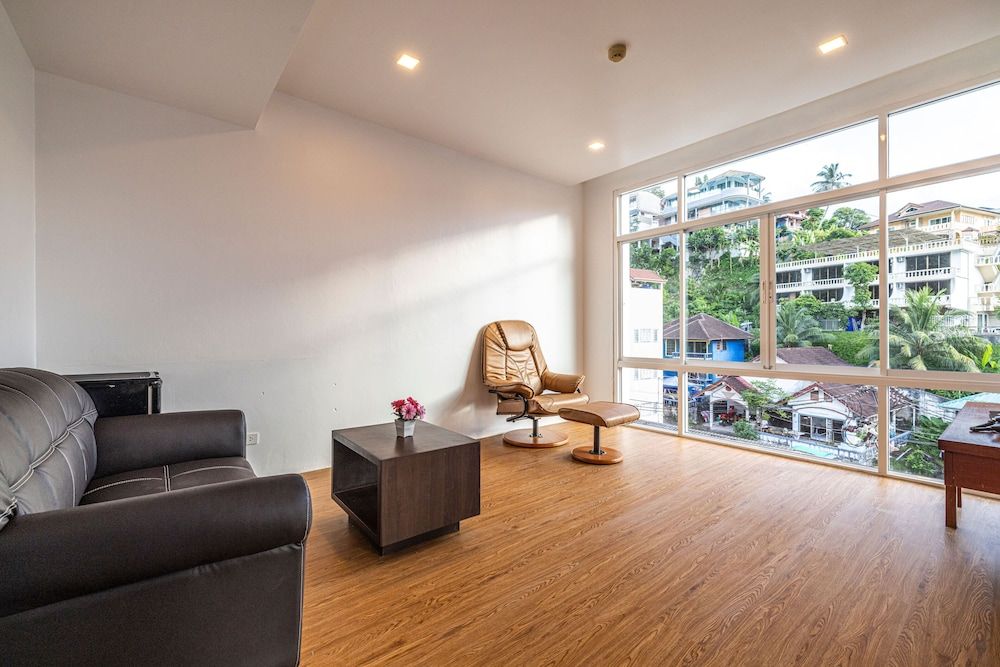 Meet Holiday International Hotel Standard Suite, 1 King Bed, City View 6