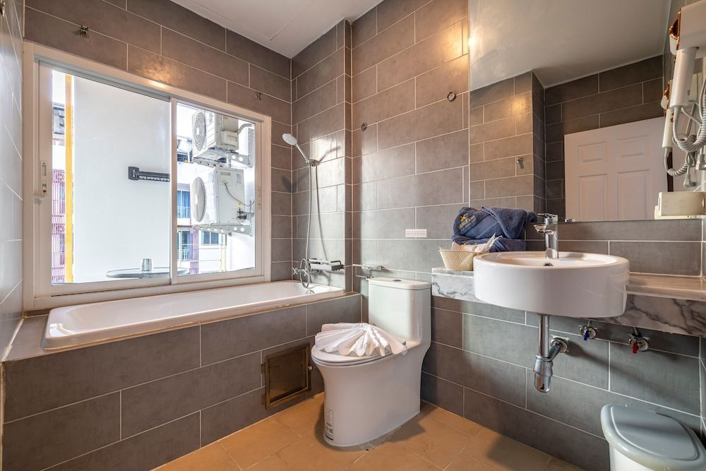 Meet Holiday International Hotel Standard Suite, 1 King Bed, City View 7