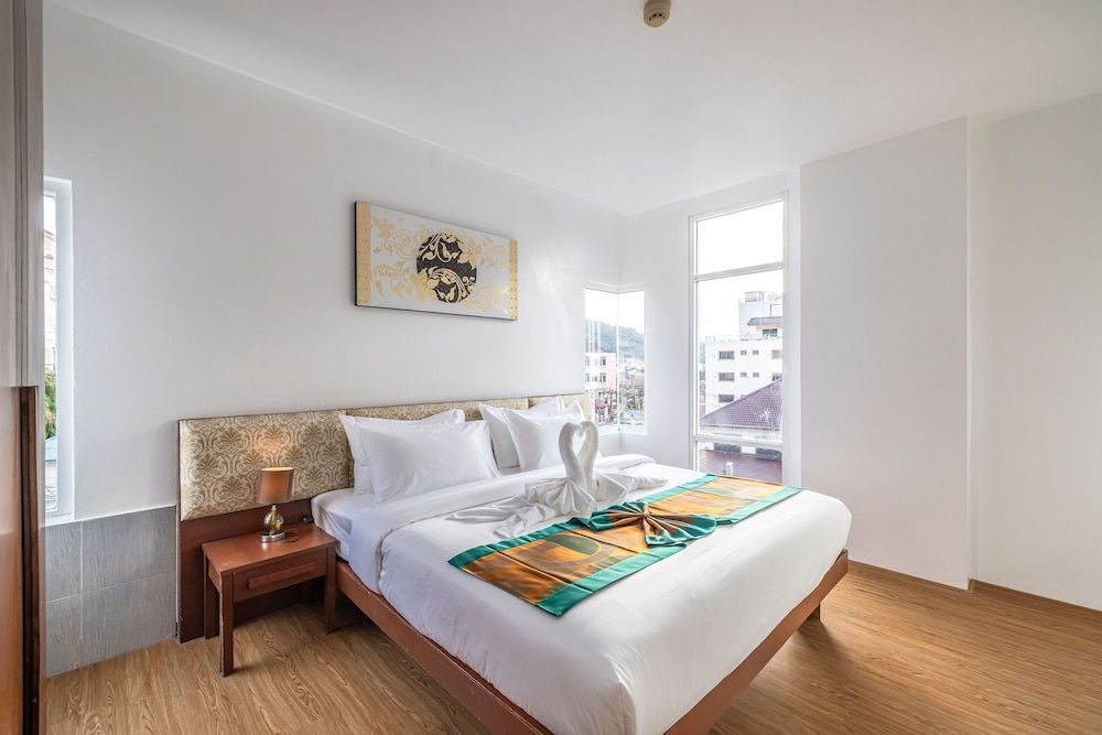 Meet Holiday International Hotel Standard Suite, 1 King Bed, City View 3