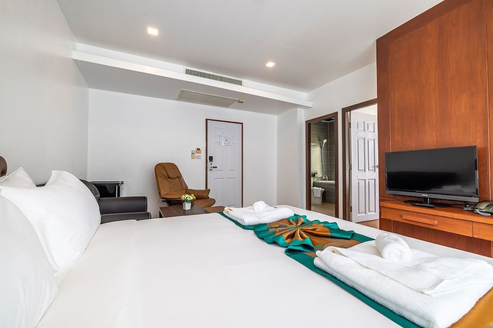 Meet Holiday International Hotel Family Suite, 2 Bedrooms 6