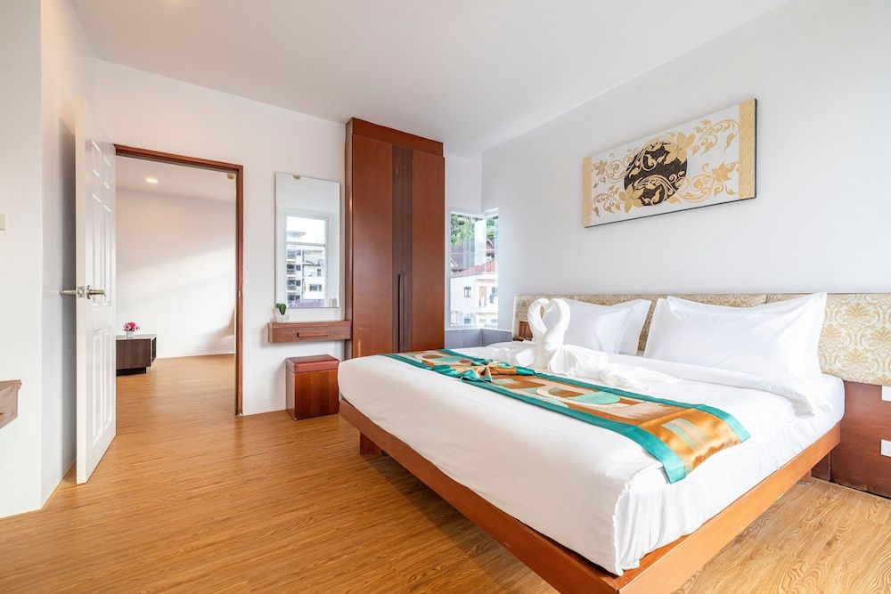 Meet Holiday International Hotel Standard Suite, 1 King Bed, City View 2