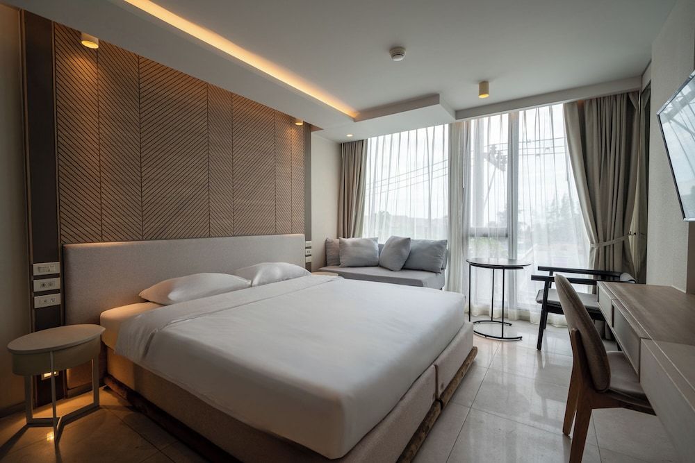 Bluphere residence by Prop Hopper Deluxe Double Room, Non Smoking, Partial Sea View 21