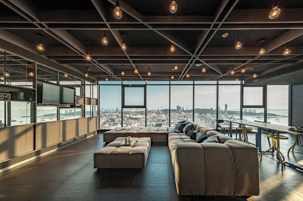 Near The Beach and Best Pool - Great Location Apartment, 1 Bedroom, Accessible, Smoking 32