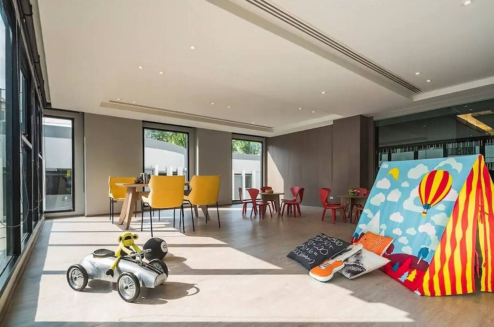 Near The Beach and Best Pool - Great Location Apartment, 1 Bedroom, Accessible, Smoking 34