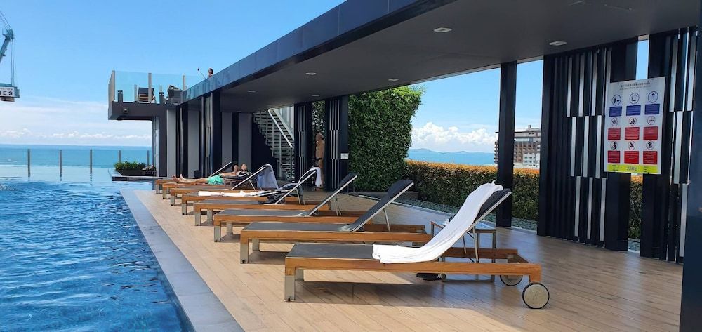 Great Location, Walk To The Beach and Best Pool Apartment, 1 Bedroom, Accessible, Smoking 17