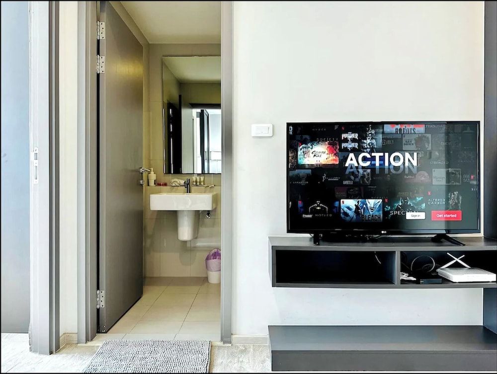 Great Location, Walk To The Beach and Best Pool Apartment, 1 Bedroom, Accessible, Smoking 7