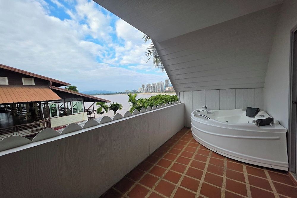 River Breeze Chiangsaen Family Room with River View 8