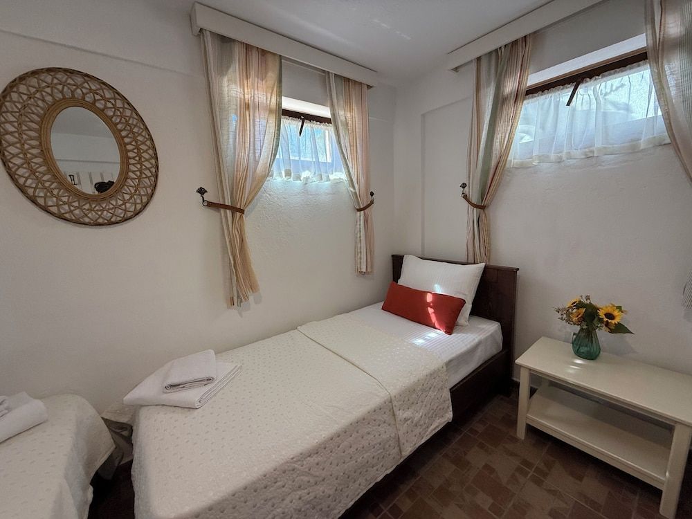 Adahan Otel Bozcaada Economy Triple Room 5