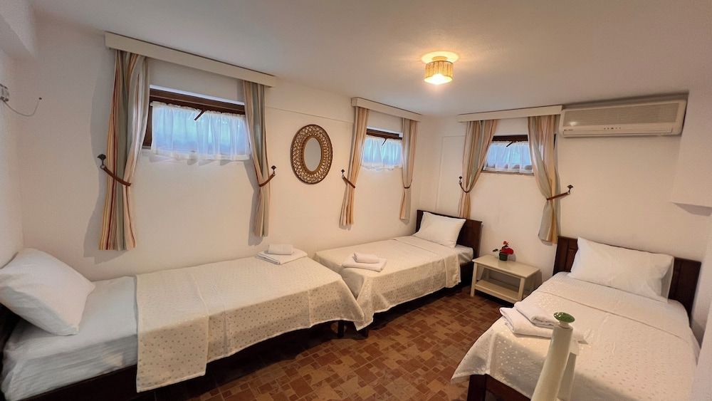 Adahan Otel Bozcaada Economy Triple Room 2