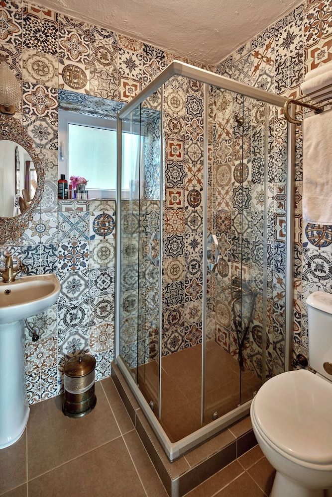 Mila House Basic Room, 1 Queen Bed, Pool View 4