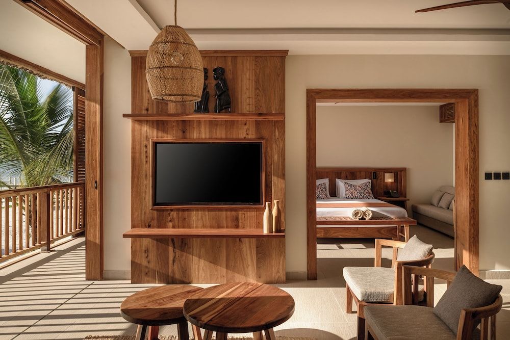 JAZ Elite Aurora Royal Suite (2 King Beds, Front Ocean View) 5