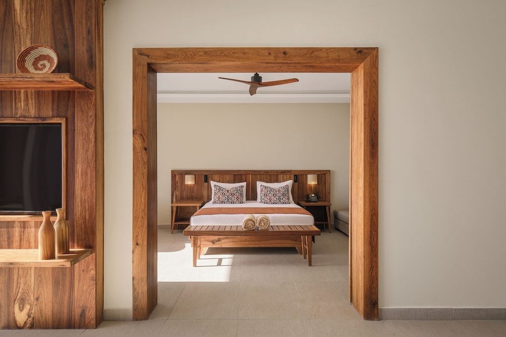 JAZ Elite Aurora Executive Suite, 1 King Bed (Front Ocean View)