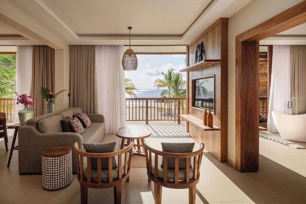 JAZ Elite Aurora Royal Suite (2 King Beds, Front Ocean View) 4