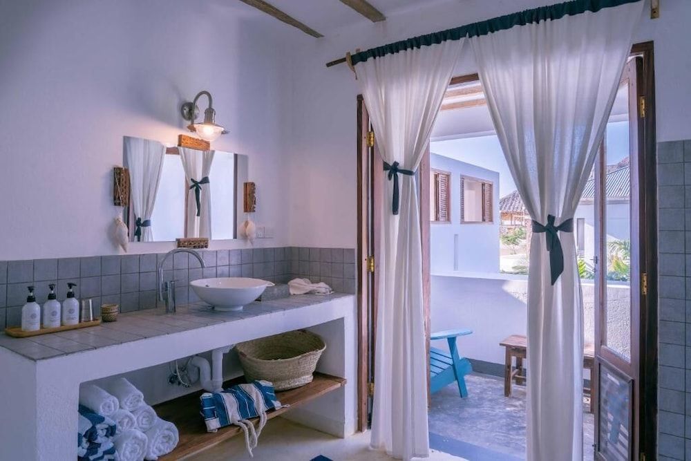 La Villa De Victor Comfort Suite, 1 King Bed, Partial Sea View 3