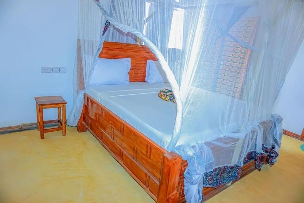 Classic Single Room, 1 King Bed, Balcony, Garden View