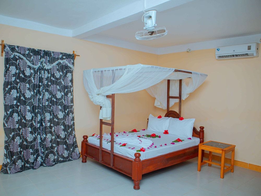 Tumaini Bungalows Standard Single Room, Balcony, Courtyard View 2