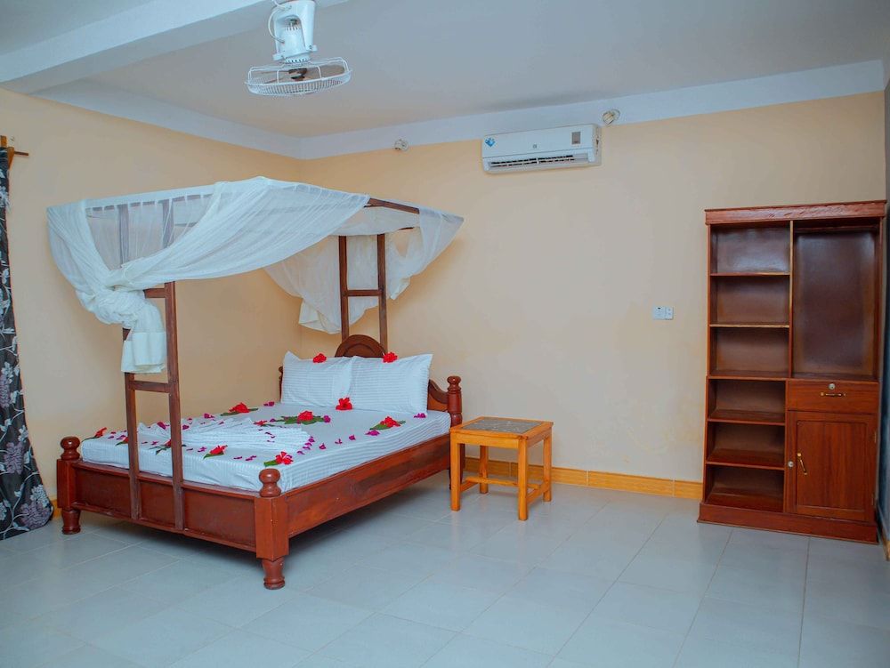 Tumaini Bungalows Standard Double Room, Balcony, Garden View 8