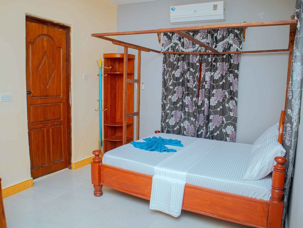 Tumaini Bungalows Standard Single Room, Balcony, Courtyard View 3