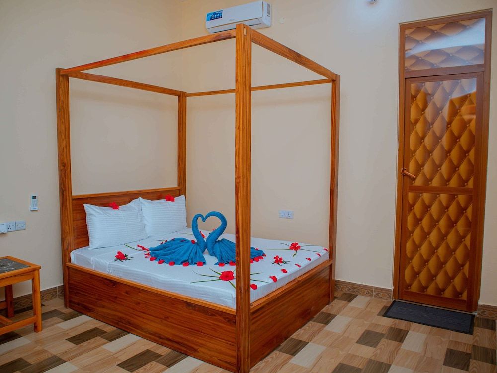 Tumaini Bungalows Standard Double Room, Balcony, Garden View 4
