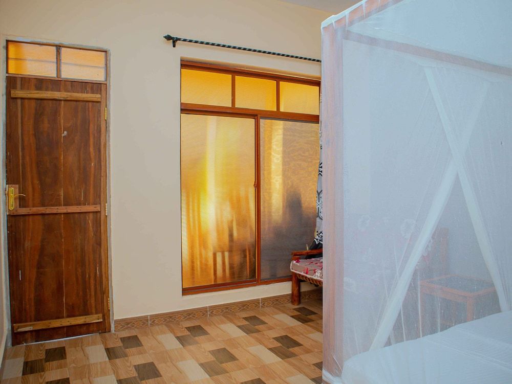 Tumaini Bungalows Standard Double Room, Balcony, Garden View 7