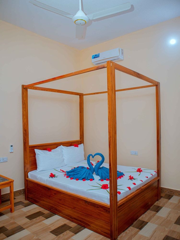 Tumaini Bungalows Standard Double Room, Balcony, Garden View 2