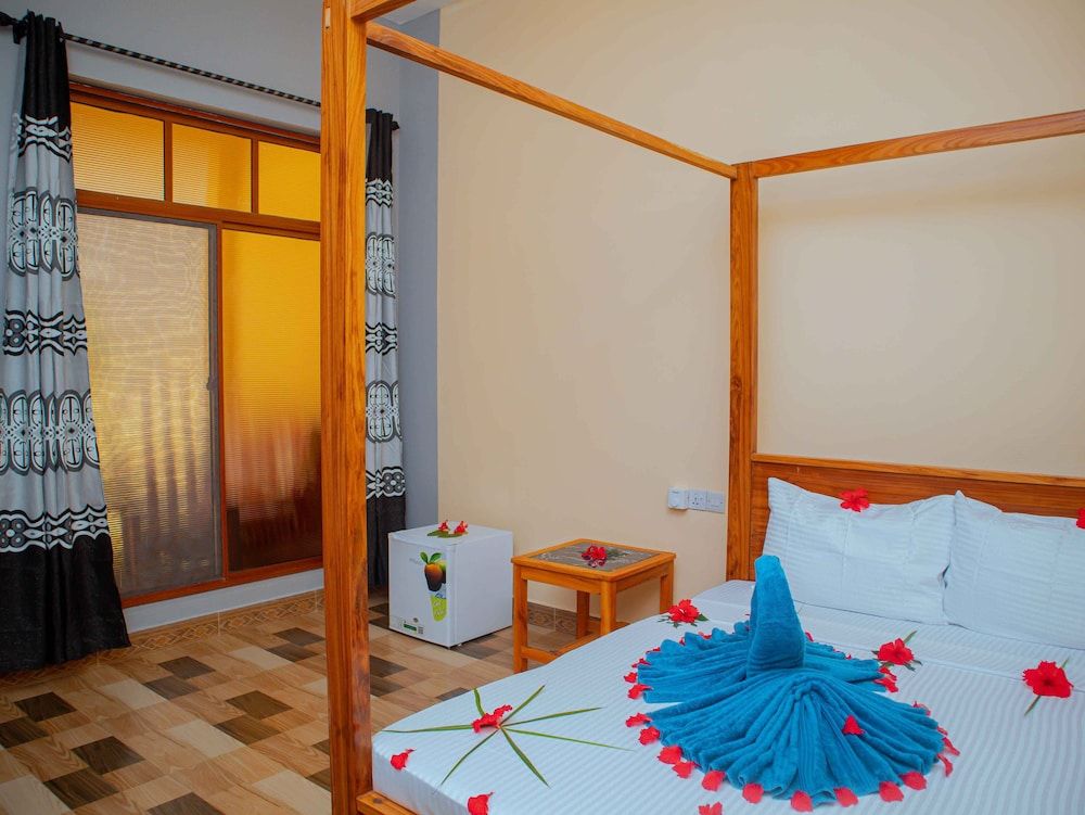 Tumaini Bungalows Standard Double Room, Balcony, Garden View 11