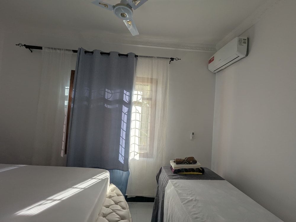 Malaika White House Apartment & Spa Queen Room 4