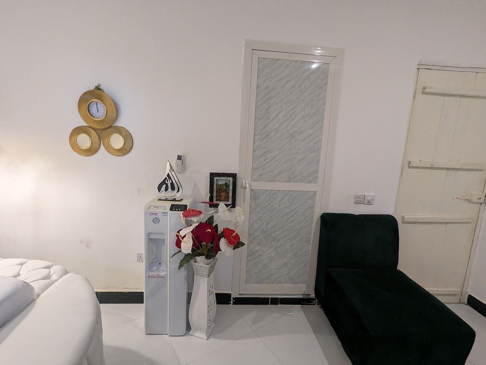 Malaika White House Apartment & Spa Suite 5