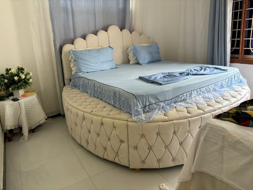 Malaika White House Apartment & Spa Queen Room 3