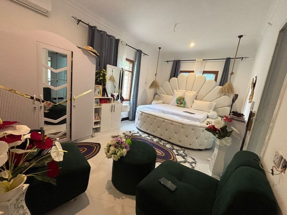 Malaika White House Apartment & Spa Suite 3