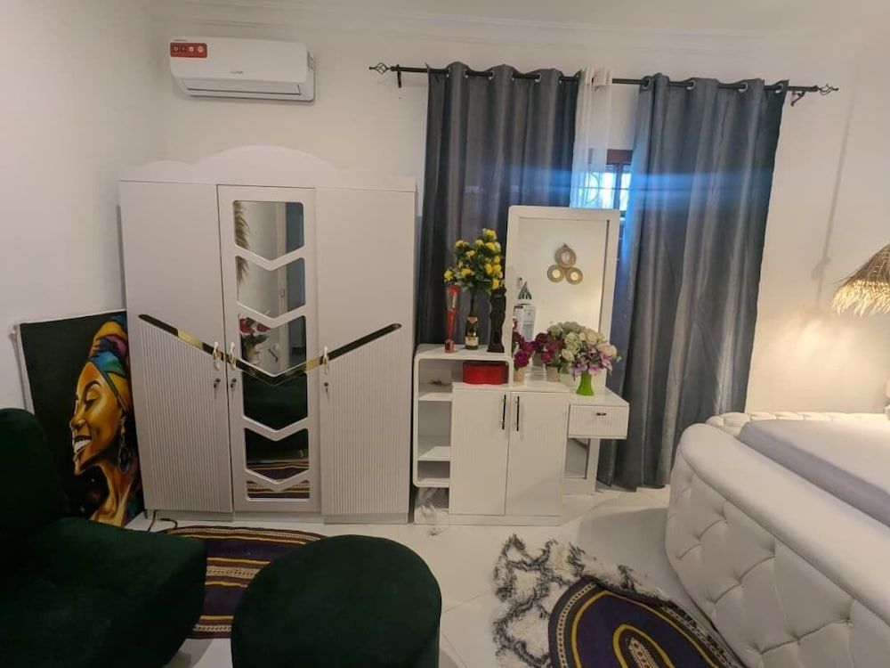 Malaika White House Apartment & Spa Suite 6