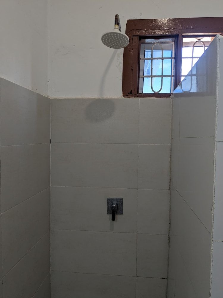 Malaika White House Apartment & Spa Queen Room 6