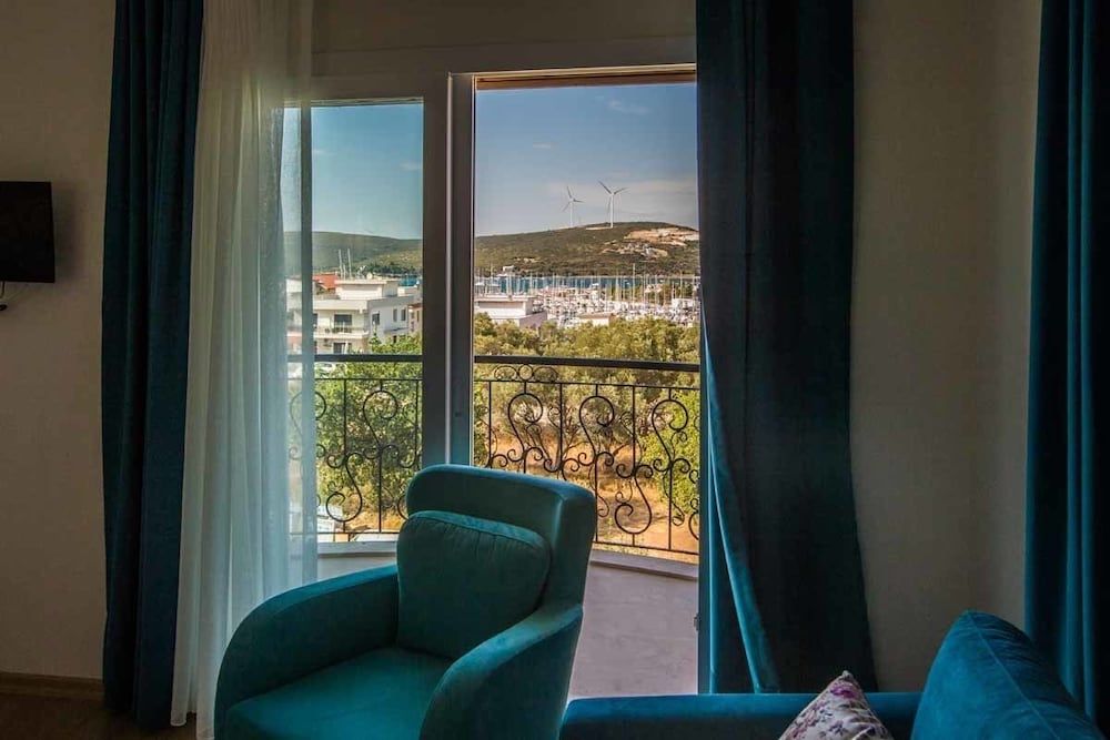 Clementine Suits Sigacik Deluxe Double Room 8