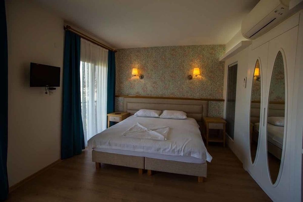 Clementine Suits Sigacik Deluxe Double Room 3