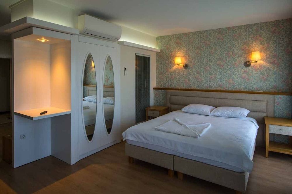 Clementine Suits Sigacik Deluxe Double Room 4