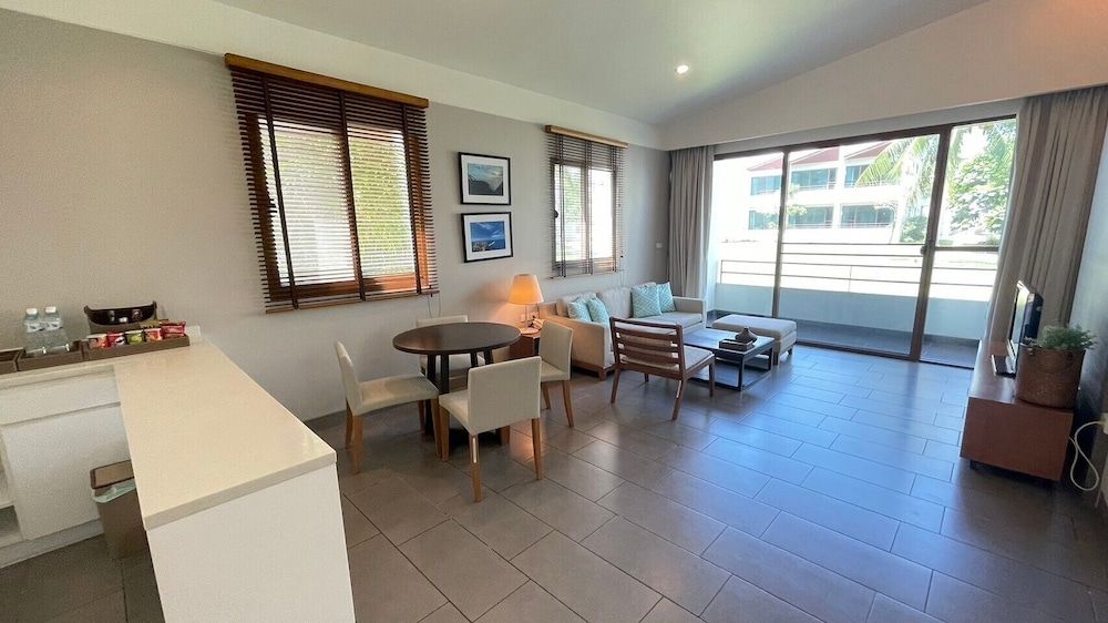 TASALA cabana Premier Quadruple Room, Balcony, Park View 8