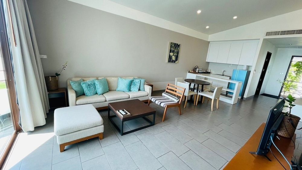 TASALA cabana Premier Quadruple Room, Balcony, Park View 10