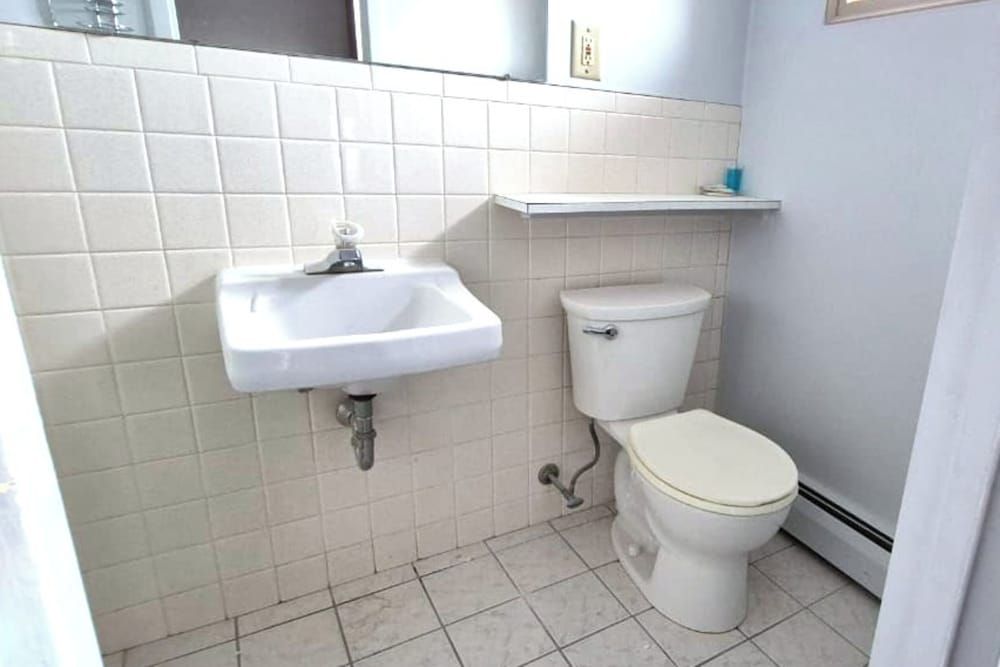 Capital O Swan Inn Comstock Park Room, 2 Queen Beds, Non Smoking 7