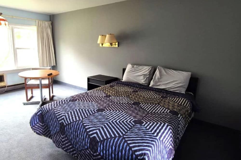 Capital O Swan Inn Comstock Park Room, 1 Queen Bed, Non Smoking 2