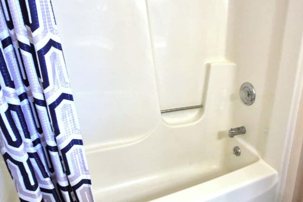 Capital O Swan Inn Comstock Park Room, 1 Queen Bed, Non Smoking 6