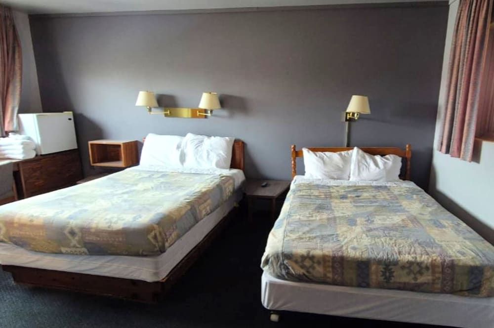 Capital O Swan Inn Comstock Park Room, 2 Queen Beds, Non Smoking 5