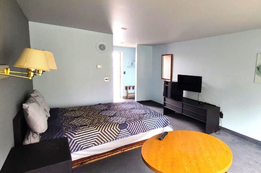 Capital O Swan Inn Comstock Park Room, 1 Queen Bed, Non Smoking 4